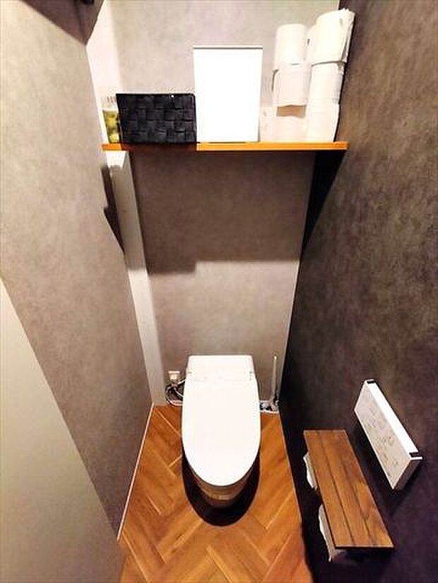 タンクレスのトイレは背面がスッキリしますね。グレーの個室内はお客様にも自慢できるスタイリッシュな空間です。