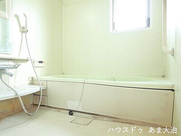 浴室乾燥機付き。換気機能はお風呂窓を開けられない時間帯の換気ができ防カビ対策になります。暖房機能は、寒い冬でも浴室を温めておけるので、寒暖差で起こるヒートショックの予防になります。（2019年撮影）