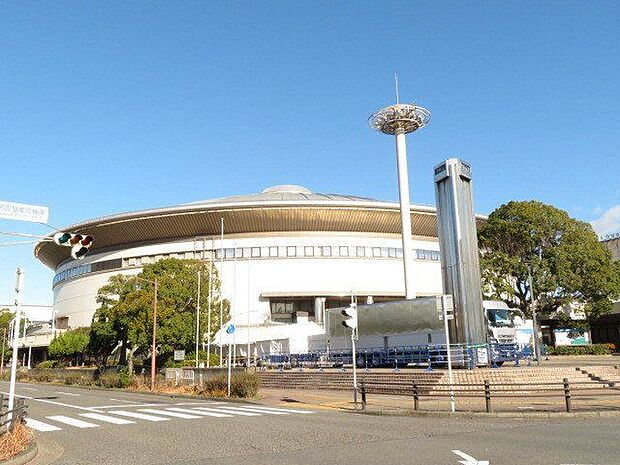 日本ガイシホール【日本ガイシホール】JR東海道本線 笠寺駅連絡橋より徒歩5分収容人数 約10、000人のコンサート会場隣には、様々なスポーツ競技のできる日本ガイシアリーナがあります。 600m