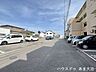 外観：前面道路です。普通車が余裕を持ってすれ違うことの出来る道幅です。もちろん、大型車も余裕を持って通行出来ます。