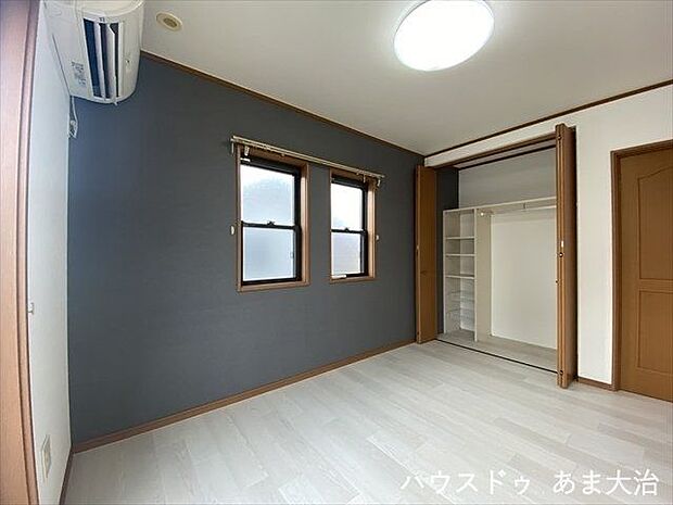 南西6帖洋室収納：各部屋に収納スペースを設けているので各部屋ごとにすっきりとしたお部屋を保てそう。枕棚には季節物の大型家電を、ポールハンガー部分には取り込んだお洗濯物をハンガーごと収納で家事の時短！