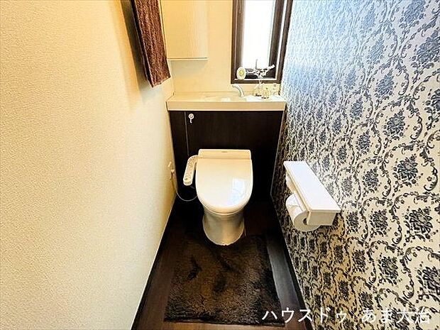 1.2階それぞれのフロアにトイレがあります。1階トイレはお洒落な空間。お客様にも自慢できるスペースです。