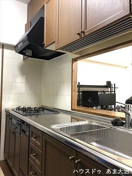 吊り棚収納付きで、食料品のストック等もすっきりと収納ができそうですね。