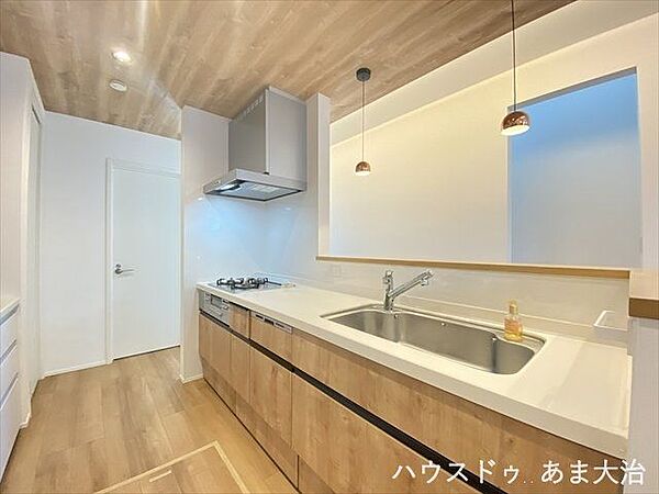 明るく開放的な雰囲気のキッチン。調理をする際も、心地良い明るさの中で食材を扱うことができそう。創造的なアイデアが沸き上がりそうですね。