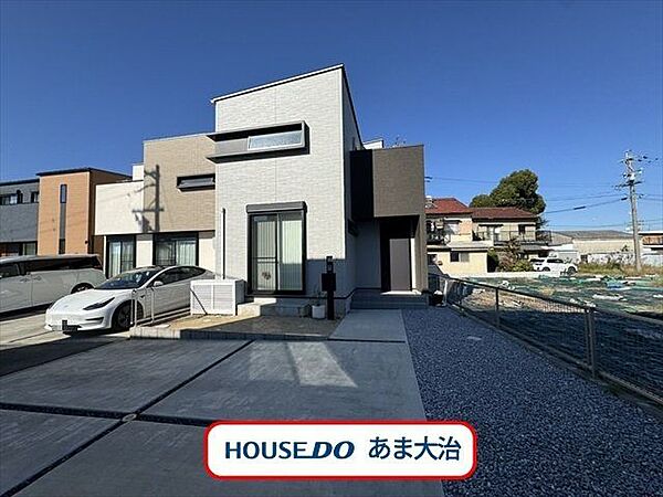 シューズクロークやフォークインクローゼット、キッチンパントリーなど、必要な場所にたっぷりの収納。リビング全体が眺められるキッチンのあるLDKは、家族みんなが集まりやすいですね。
