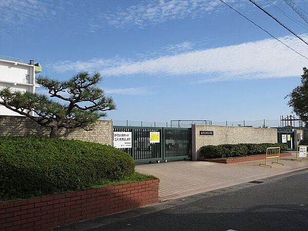 秋竹小学校　自らの判断と責任で、諸課題に取り組むことができる子どもの育成を目指す。HPでは「今日の給食」で毎日の給食が画像入りで紹介されています。夕飯の献立で重複にならず助かりますね。 700m