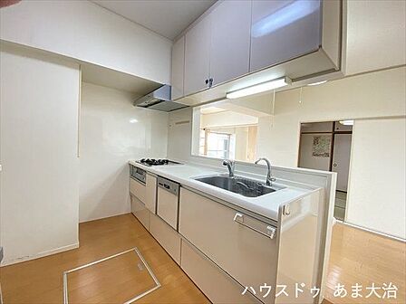 食洗器付きのキッチンです、キッチン作業をしながらLDKで寛ぐ家族とのコミュニケーションもはかれそうです。洗面所への家事動線がコンパクト◎家事の同時並行がしやすくなります。