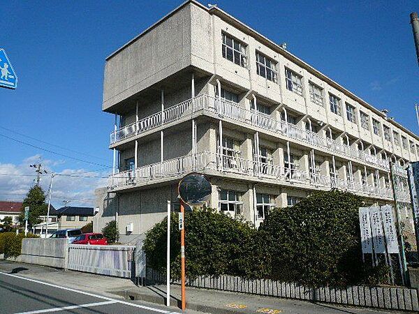 甚目寺西小学校　校訓 「明るく、やりぬく、たくましい子」。各学年2クラス前後。HPの更新頻度が高く、学校内の様子がよくわかります。 590m