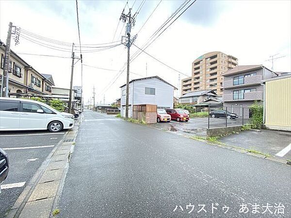 道路幅にゆとりがあるので、車種を選びません。大きめの車を乗りたい方にもオススメです。