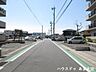 外観：前面道路です。引越し業者のトラックも問題なく停めて置くことが出来る道幅です。