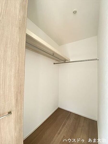 こちらのお部屋にもウォークインクローゼットがあります。片開き扉なので奥までたっぷりと物を収納でき出し入れもしやすそうですね。