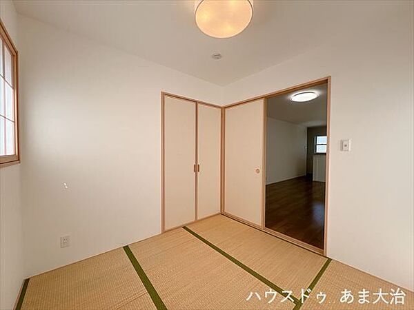 リビングに続く和室です。4.5畳で使いやすいちょうどいい広さ。二面採光で明るい和室はお子様の通学通園グッズの収納場所などにも◎