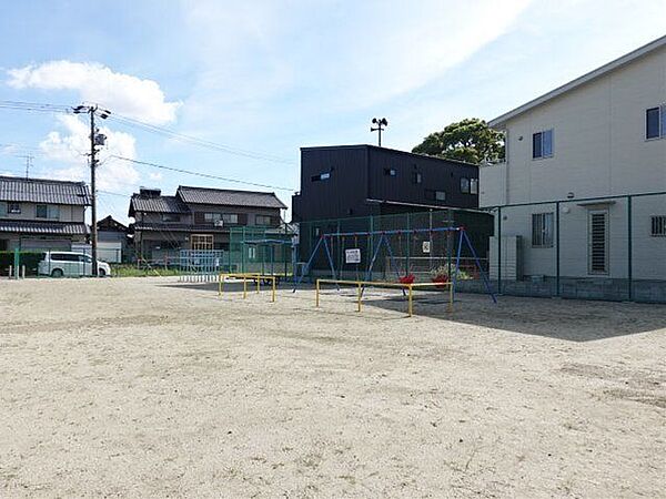 長牧浦畑ちびっこ広場　新しい遊具と広いスペースがあり、小さなお子さんから小学生までたくさんのお子さんが遊べます。公園の周囲はフェンスで囲まれているため道路に飛び出す心配もありません。 180m