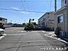 その他：幅員約8ｍの前面道路です。車がすれ違うのに十分な道幅です。車が2台と通行人も通れる幅となっています。