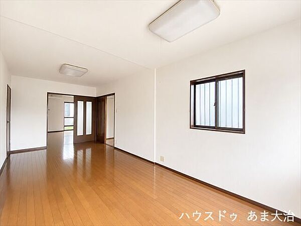 8.5帖のリビングです。北窓から明るい陽が差し込み一日を通して安定した明るさを確保できるお部屋。　※一部画像を加工しております。