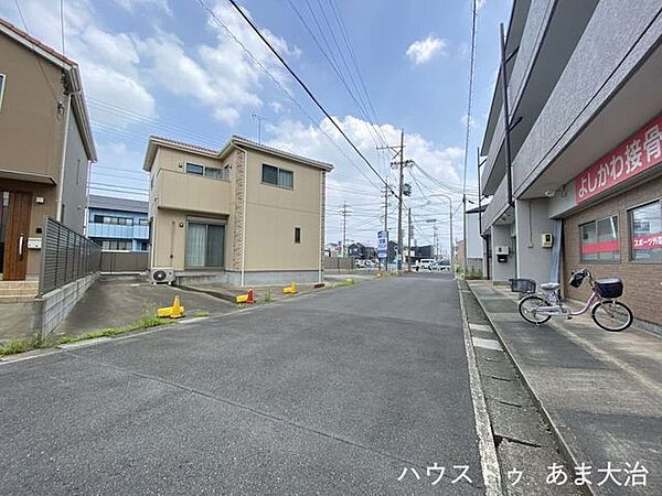 前面道路です。2台の車がすれ違うことが出来る道幅です。車の出し入れもゆったりとする事が出来ます。