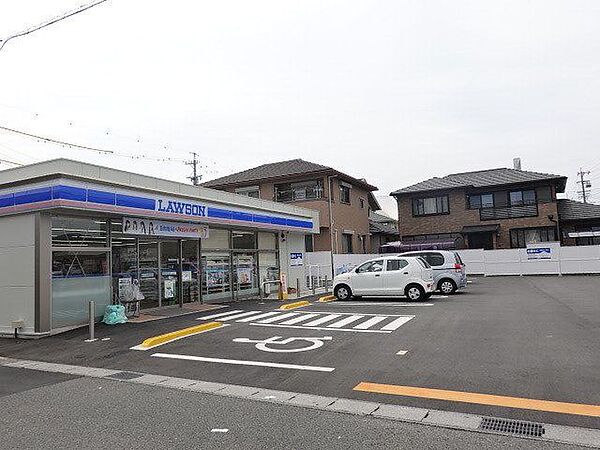 ローソン甚目寺五位田店　人気のローソン『MACHIcafeシリーズ」。コーヒーはもちろん、フラッペなども充実しています。出入りのしやすい駐車場なので、フラっと立ち寄りやすい 90m