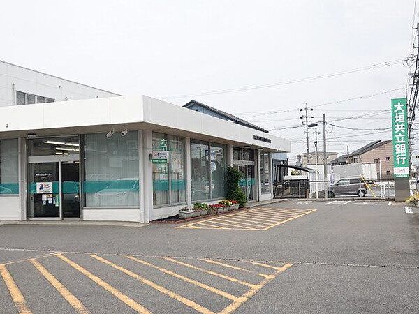 大垣共立銀行　甚目寺支店　営業時間/月～金曜日9時～15時　定休日：土・日曜日　駐車場が広々としていて、駐車がしやすいです。 60m