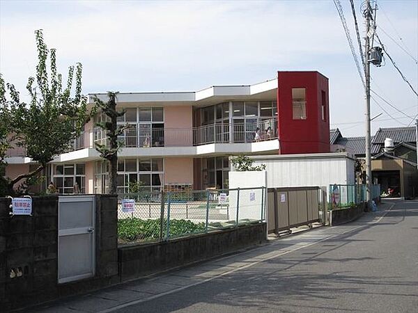 聖徳保育園　公立の認可保育園です。延長保育もあります。駅から近く通勤途中での送り迎えも可能ですね。 680m