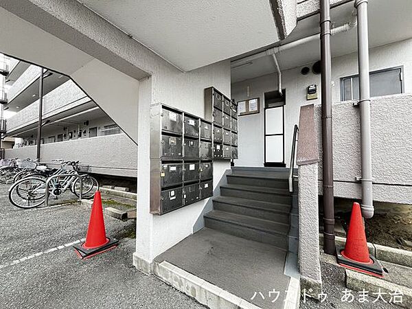 階段付近に集合ポストの設置があります。