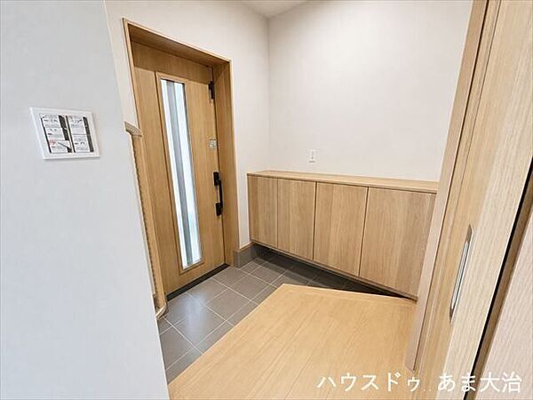 家族みんなの靴をスッキリ収納できね便利なSIC完備の玄関。ホールからLDKへスムーズにつながるのが魅力です。※居住中につき画像を加工しています。実際の室内状況とは異なる場合があります。