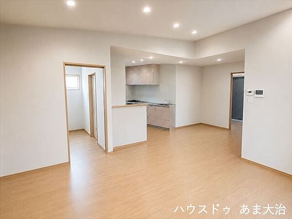 キッチンとのつながりが感じられるLDKです。団らんの時間がもっと楽しくなる解放感あふれるリビング。※居住中につき画像を加工しています。実際の室内状況とは異なる場合があります。