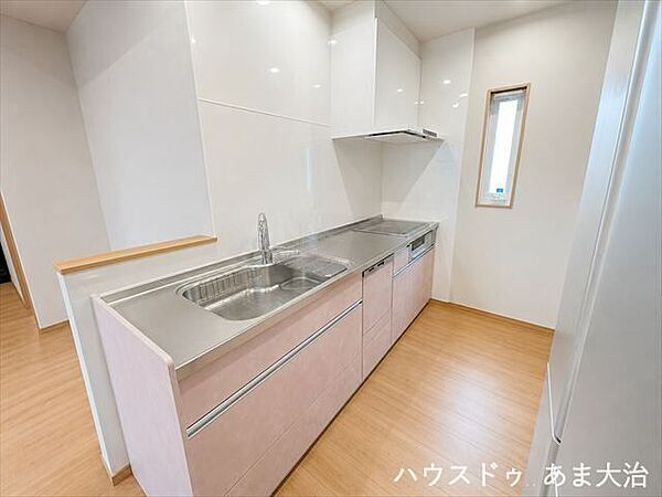 IHクッキングヒーターで火を使わないため安全性も高く、食洗器があることで家事の時短にも助かりますね。※居住中につき画像を加工しています。実際の室内状況とは異なる場合があります。