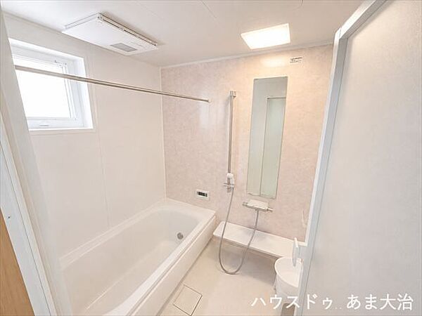 浴室乾燥機付きのバスルームです。雨の日の洗濯物も安心ですね。※居住中につき画像を加工しています。実際の室内状況とは異なる場合があります。