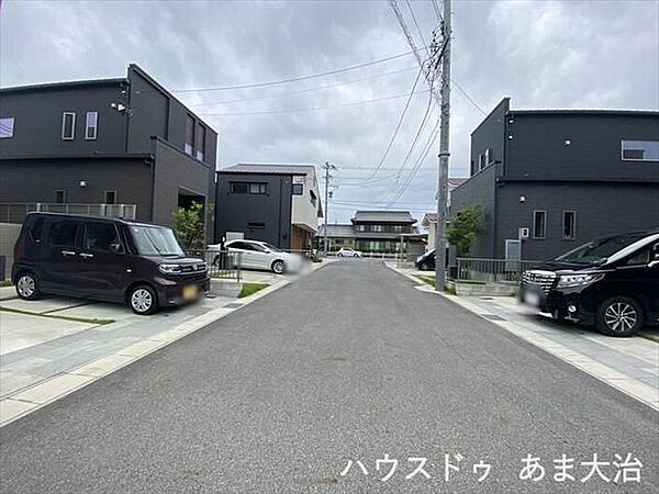 ほぼ近隣住人しか使用しない前面道路です。防犯面でも安心ですね。