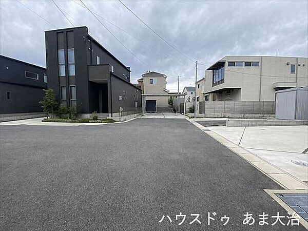 幅員約6mの前面道路です。道路幅にゆとりがあるので、車種を選びません。大きめの車を乗りたい方にもオススメです。