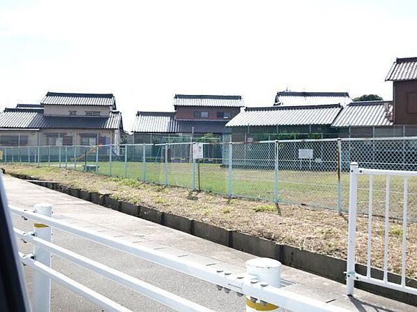 石作第一ちびっ子広場　東西に広々とした公園。道路わきにはコスモスなどの季節のお花も植わっていて、季節を楽しむことが出来ます。 90m