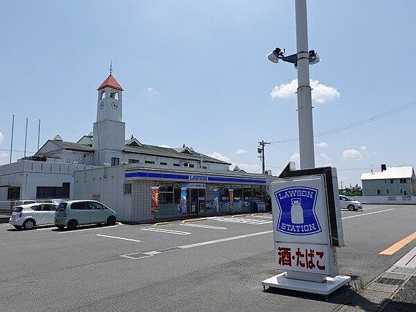 ローソンあま森二丁目店　スローガンは「マチの健康ステーション」、健康や美容に配慮した商品が豊富。毎月22日はイチゴ載せプレミアムロールケーキを販売。ドリンクも充実しています。 580m