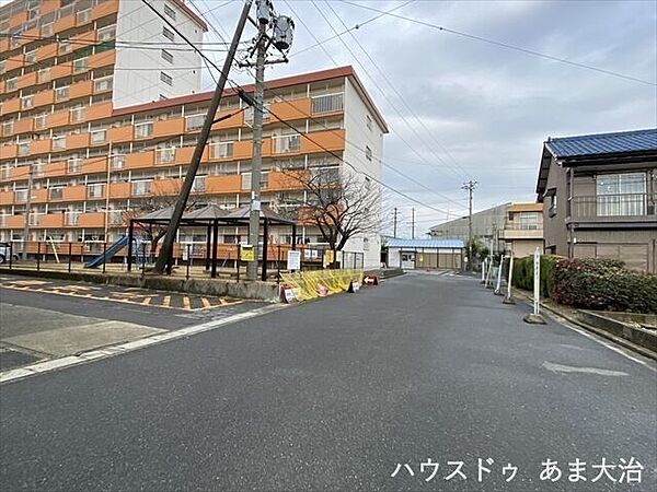 ゆとりのある前面道路で、引っ越しの際の大型トラックの駐車も安心です。スーパーや病院等にほど近く、安心して新生活をスタートしていただけそうですね。
