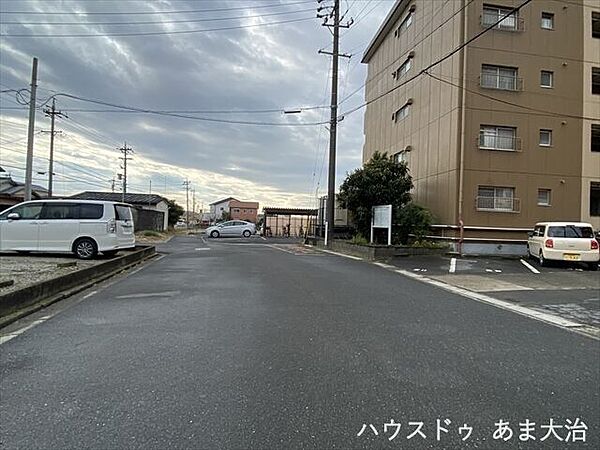 マンション敷地内には公園もあり、公園で子供たちを遊ばせると共に親同士の交流も深められそうですね。