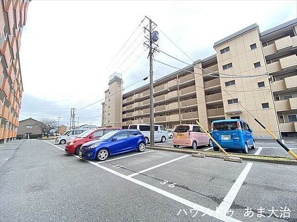 敷地内に平面駐車場があります。