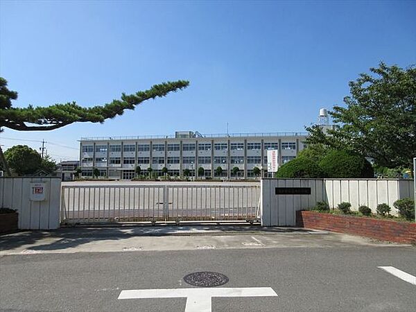 篠田小学校学校目標「自ら学び、豊かな人間性とたくましく生き抜く力を備えた児童の育成」 940m