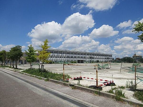 美和中学校学校目標「郷土を愛し、人間性豊かな実践力のある生徒を育成する」。あま市内で一番生徒数が多い中学校です。HPの更新頻度が高く、子供たちの様子がよくわかります。 2280m