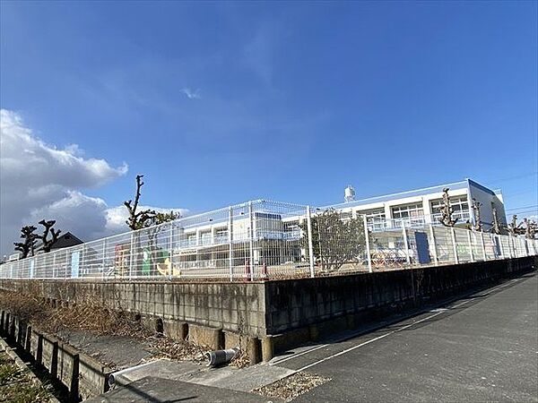 篠田保育園　遊具も多く、のびのび遊べる広い園庭。保育参観、祖父母を招く会、運動会、生活発表会などのイベントがあります。 1210m