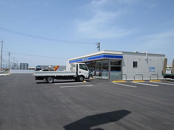 ローソンあま篠田三丁目店　幹線道路沿いにあるコンビニ。毎月22日はイチゴ載せプレミアムロールケーキを販売。ドリンクも充実していますね。 980m