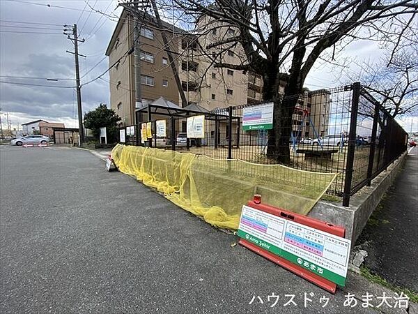 清潔に保たれているゴミ集積場です。烏や猫からの被害対策のネットも設置済で安心ですね。