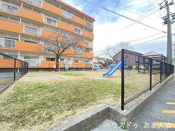 敷地内に公園があります。目の届く距離にお子様の遊び場があるのは安心ですね。
