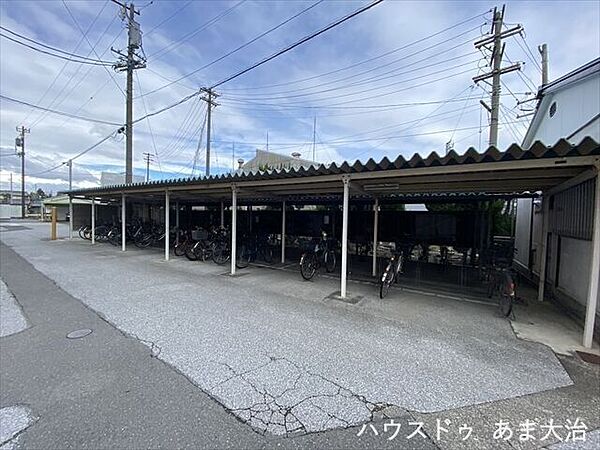 屋根付きの駐輪場。雨や風などからも守ってくれます。
