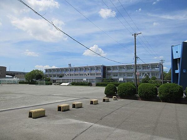 甚目寺中学校　最近の余暇時間の増大により、スポーツに親しみ健康保持と体力向上を図るために野球・テニス・サッカーにナイター施設を開放しています。 1000m