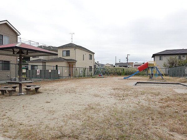 新居屋橋ちびっ子広場　ブランコ、滑り台、鉄棒、水飲み場があります。屋根のついたテーブル＆イスがあり、遊具で遊ぶお子様を座って見守ることができる公園です。 10m