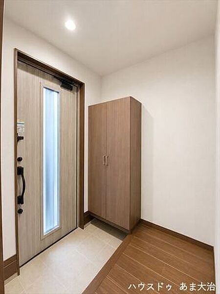 毎日の出入りがスムーズに行えそうな広々玄関ホール。下駄箱の設置もあります♪　※居住中につき、室内写真は一部画像加工を行っております。