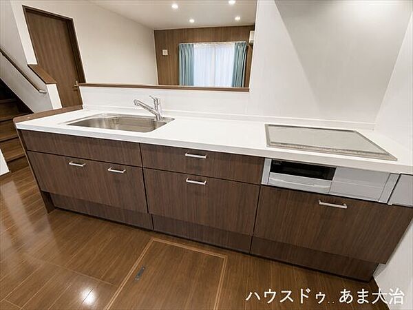 オール引き出し収納のキッチンはキッチンツール等の出し入れもしやすそうですね◎床下収納もあり、収納力も高そうですね。　※居住中につき、室内写真は一部画像加工を行っております。