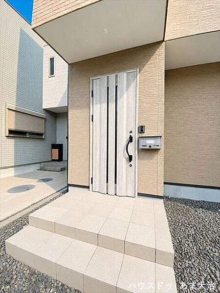 玄関エントランス:階段の設置があることで小さなお子さんが玄関から道路へ勢いよく飛び出すのをワンクッション置いて防ぐことができそうですね。