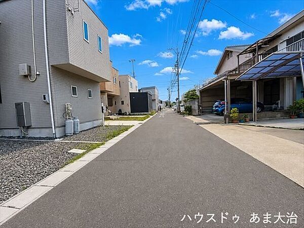 幅員約4.2mの前面道路です。車がすれ違うには厳しい道幅ですが、車はスピードを抑えて走行するので、お子様にも安全な道幅となっています。