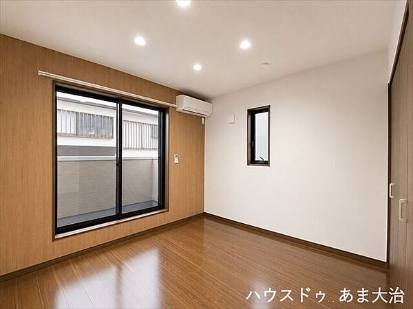 大型のベッドを配置してもゆとりのある空間♪　※居住中につき、室内写真は一部画像加工を行っております。