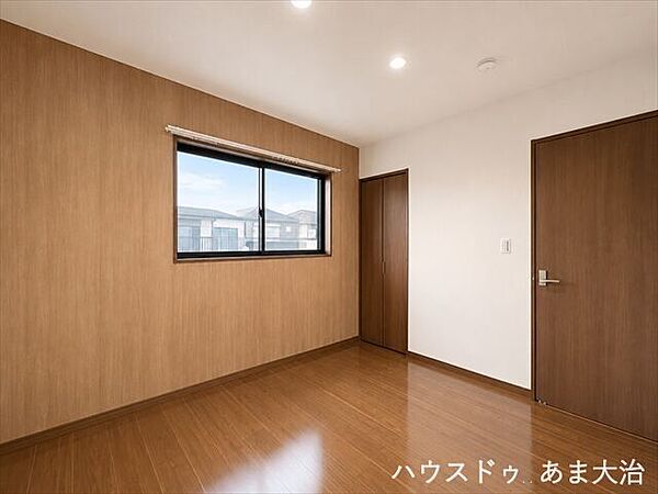 5.2帖洋室:各居室に収納を設けた間取り◎片開き扉の収納は近くに家具を配置しても扉の開け閉めがしやすそうですね。　※居住中につき、室内写真は一部画像加工を行っております。